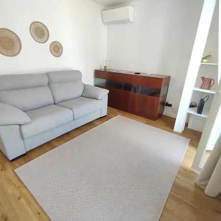 Lisbon, Renovated T2 With Balcony Near Saldanha, Estefania, شقة