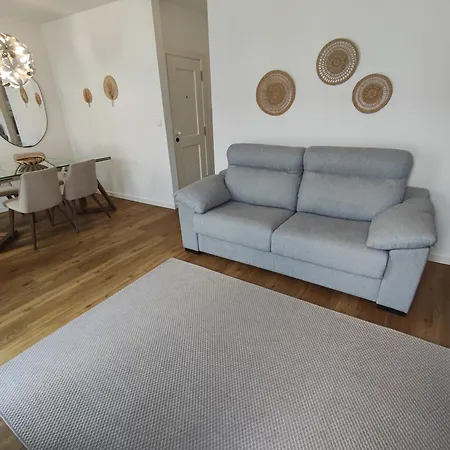 Lisbon, Renovated T2 With Balcony Near Saldanha, Estefania, Lisboa