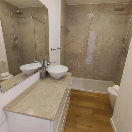 Lisbon, Renovated T2 With Balcony Near Saldanha, Estefania, Lisboa
