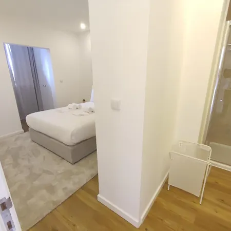 Lisbon, Renovated T2 With Balcony Near Saldanha, Estefania, شقة *