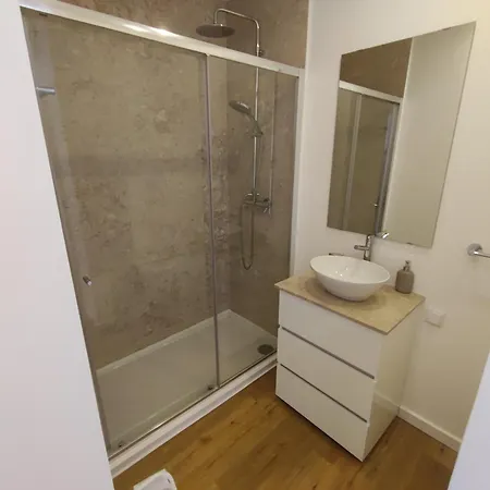 Lisbon, Renovated T2 With Balcony Near Saldanha, Estefania, شقة *