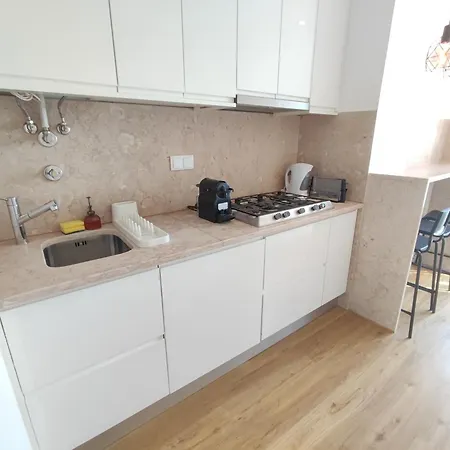 Lisbon, Renovated T2 With Balcony Near Saldanha, Estefania, Apartment Lisbon