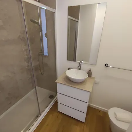 Lisbon, Renovated T2 With Balcony Near Saldanha, Estefania, Lisbon