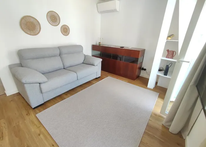 Lisbon, Renovated T2 With Balcony Near Saldanha, Estefania, Lejlighed