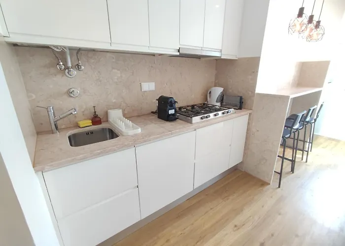 Lisbon, Renovated T2 With Balcony Near Saldanha, Estefania, Lejlighed Lisboa