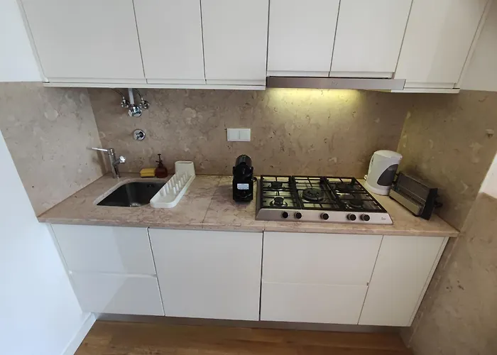 Lisbon, Renovated T2 With Balcony Near Saldanha, Estefania, Lejlighed *