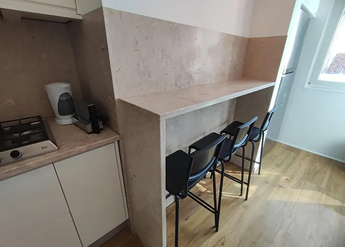 Lisbon, Renovated T2 With Balcony Near Saldanha, Estefania, * Lisboa