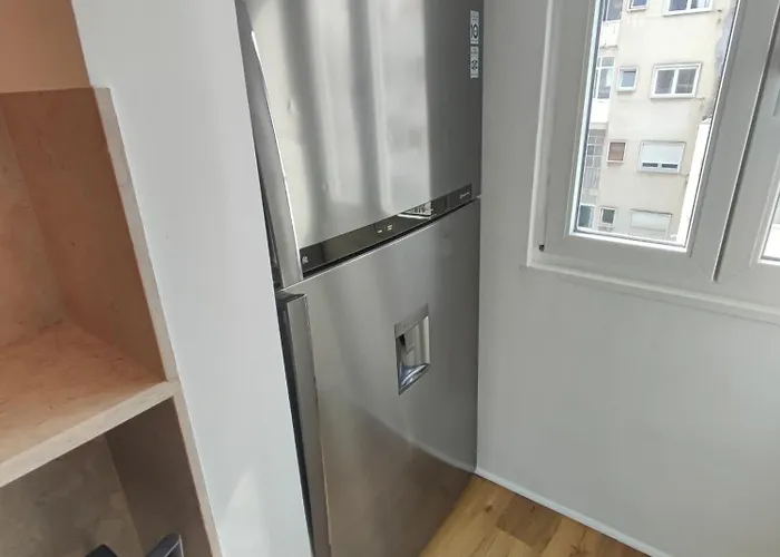 Lisbon, Renovated T2 With Balcony Near Saldanha, Estefania, Lisboa