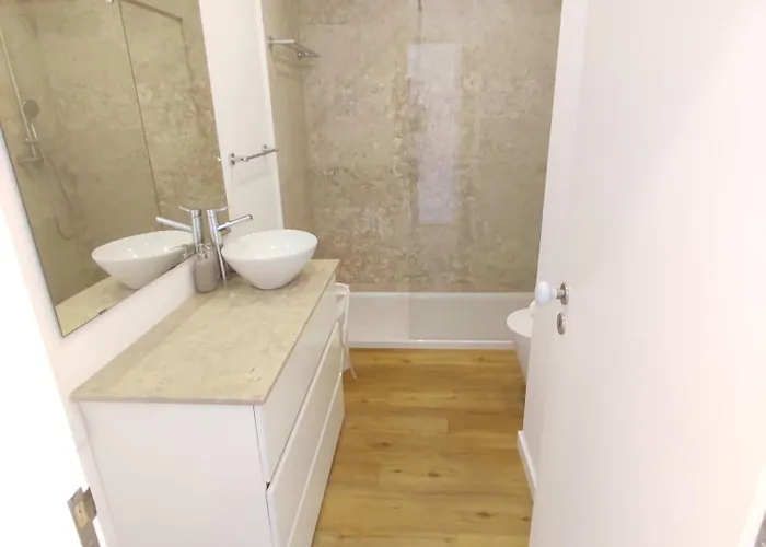 Lisbon, Renovated T2 With Balcony Near Saldanha, Estefania,