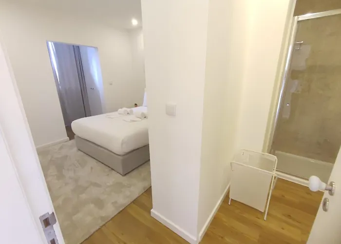 Lisbon, Renovated T2 With Balcony Near Saldanha, Estefania, Lejlighed *