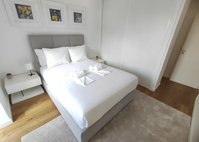 Lisbon, Renovated T2 With Balcony Near Saldanha, Estefania, Lejlighed Lisboa
