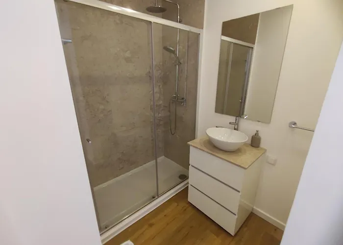 Lisbon, Renovated T2 With Balcony Near Saldanha, Estefania, Appartement *