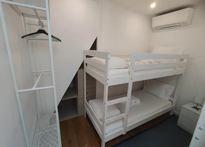 Lisbon, Renovated T2 With Balcony Near Saldanha, Estefania,