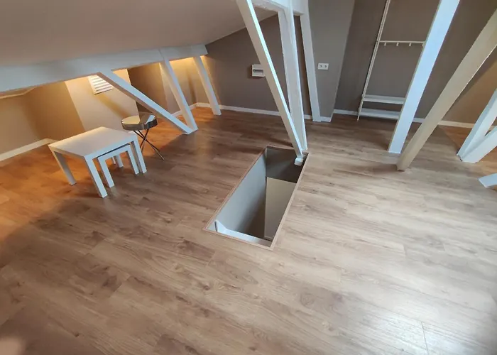 Lisbon, Renovated T2 With Balcony Near Saldanha, Estefania,