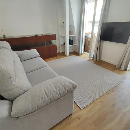 Lisbon, Renovated T2 With Balcony Near Saldanha, Estefania, アパート